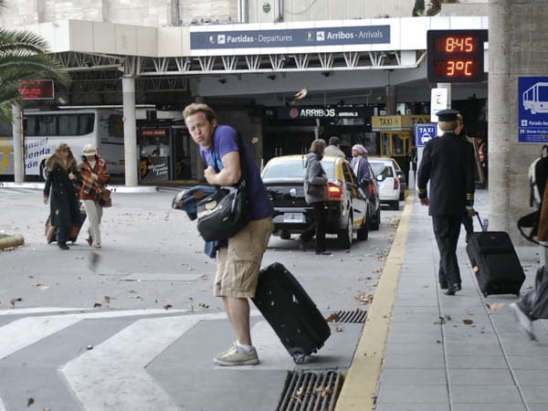 One Way fliegt er nach Argentinien. Hier will er ein neues, aufregendes Leben anfangen, und so lässt ihn auch der Winter zunächst kalt. Noch am Flughafen findet er mit Hilfe einer Anzeige ein Zimmer zur Untermiete. (