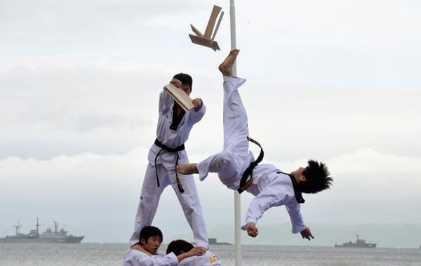 Bretter mit der Hand zerschlagen war diesen Japanern wohl auf Dauer zu langweilig. Viel besser: Auf den Schultern anderer Karate-Schüler und mit einem Rückwärtssalto das Holz in Stücke hacken. (