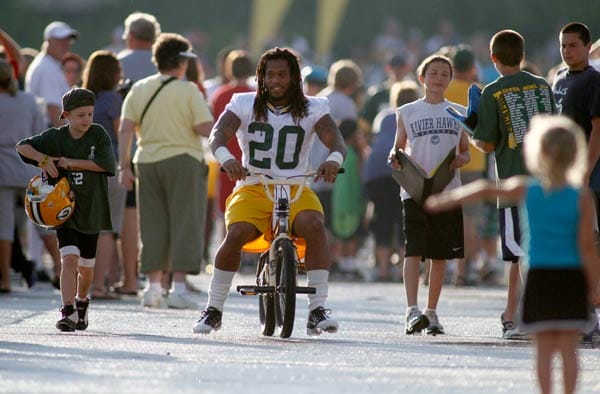 Alex Green von den Green Bay Packers tauscht spontan sein Helm gegen einen fahrbaren Untersatz. Die Kids freuen sich über die Bodenständigkeit des Football-Profis. (Reuters)