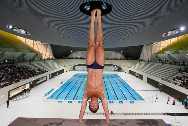 Keine Angst, dieser Sprung vom 10-Meter-Turm geht nicht ins hintere Becken. Das wär von Tom Daley wohl auch zu viel verlangt. In einem Jahr wird im "London 2012 Olympics Aquatics Centre" mehr erwartet als ein breites Lächeln. Dann geht es um Medaillen. (