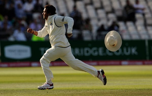 Vom Hut verfolgt: Der indische Cricket-Spieler Sachin Tendulka rennt um sein Leben. (