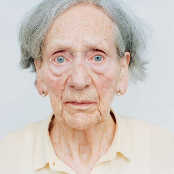 Der Fotoband "Alzheimer" mit Bildern von Peter Granser zeigt eine künstlerische Auseinandersetzung mit der Demenzerkrankung. ( Der Fotoband "Alzheimer" mit Bildern von Peter Granser zeigt eine künstlerische Auseinandersetzung mit der Demenzerkrankung. (
