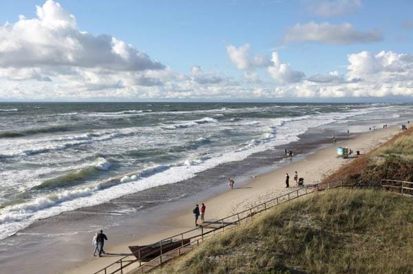 Ganze 98 Kilometer misst der längste Strand Europas - davon liegen 52 in Litauen und 46 in Russland. Die Kurische Nehrung trennt das Kurische Haff von der Ostsee und besteht ausschließlich aus Sand mit Wanderdünen.