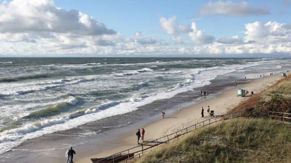 Ganze 98 Kilometer misst der längste Strand Europas - davon liegen 52 in Litauen und 46 in Russland. Die Kurische Nehrung trennt das Kurische Haff von der Ostsee und besteht ausschließlich aus Sand mit Wanderdünen.