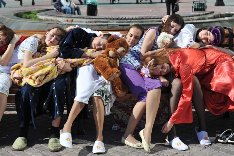 Studenten der russischen Universität Jekaterinburg inszenieren einen Ausschlaf-Flashmob. Studenten der russischen Universität Jekaterinburg inszenieren einen Ausschlaf-Flashmob.