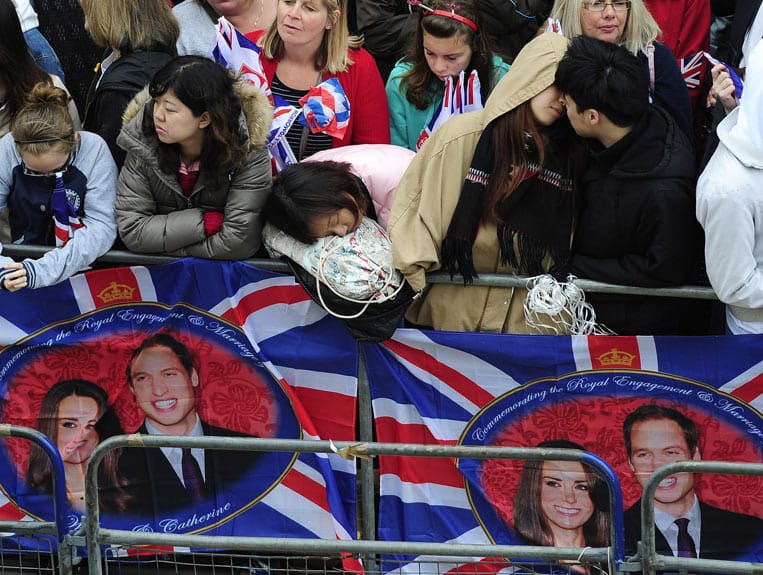 Ein Fan von William und Kate ist auf einer Tribüne vor der Westminster Abbey in London eingeschlafen. Ein Fan von William und Kate ist auf einer Tribüne vor der Westminster Abbey in London eingeschlafen.