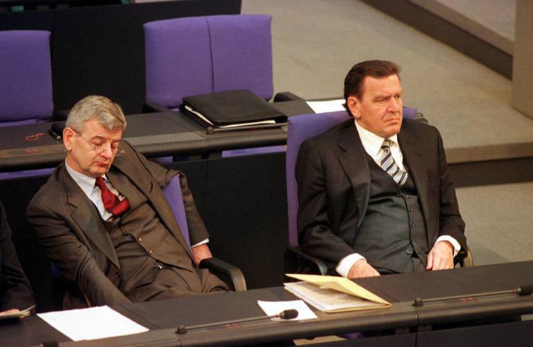 Gerhard Schröder und Joschka Fischer sitzen im Bundestag und Fischer hat die Augen geschlossen Gerhard Schröder und Joschka Fischer sitzen im Bundestag und Fischer hat die Augen geschlossen