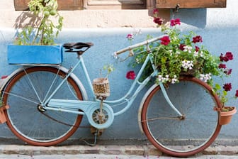 Dekoidee für die Terrasse: Bepflanzen Sie ein altes Fahrrad