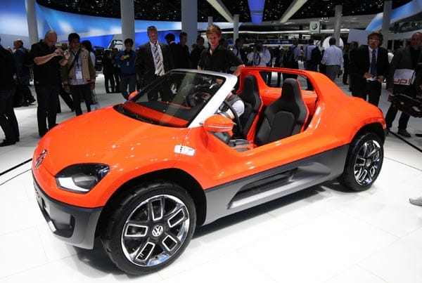 VW zeigt außerdem den seriennahen Strand-Buggy VW buggy up! Das Fahrzeug ist ein Mitglied der neuen Kleinwagenfamilie von VW, die in den kommenden Jahren auf den Markt kommen soll. (