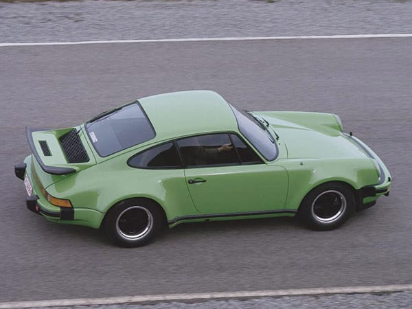 1974 - Porsche 911: Der Porsche 911 Turbo war der erste Seriensportwagen mit Abgasturboaufladung. Der 3,0-Liter-6-Zylinder mobilisierte bei der Markteinführung 260 PS. Neben den breiten Radläufen war der Turbo besonders am großen Heckflügel von seinen schwächeren Brüdern zu erkennen. (
