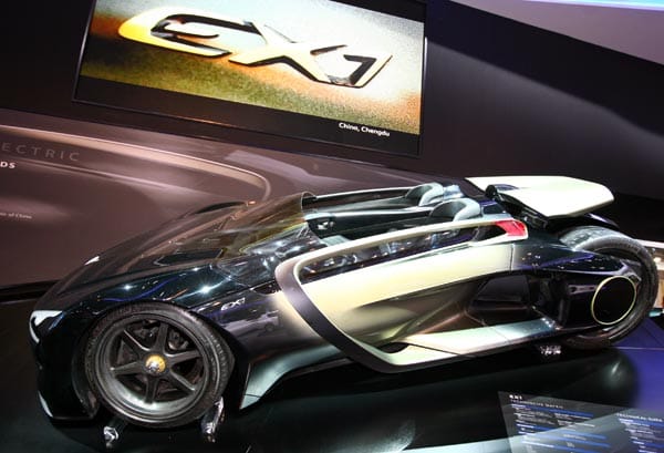 Peugeot EX1 Concept Car könnte auch das Auto von Batman sein. Die Elektro-Studie hat sich schon auf der Nordschleife am Nürburgring bei Testfahrten bewährt. (