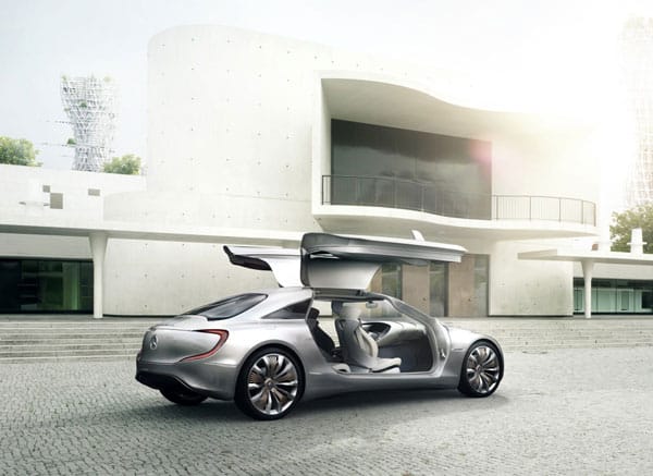 Der F125! ist Daimlers visionäre S-Klasse für das Jahr 2025. Er fährt mit elektrischem Allradantrieb 1000 Kilometer emissionslos und ist immer online.