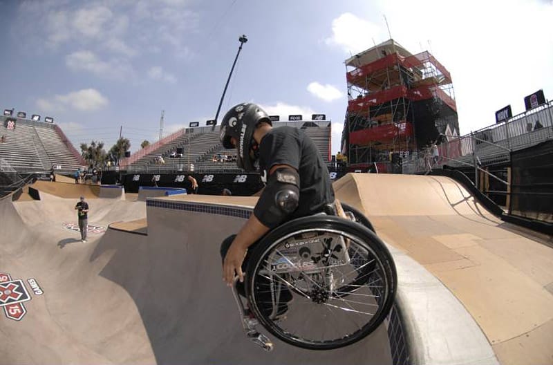 Aaron Fotheringham stürzt sich im Superpark in Los Angeles von einer Skatboard-Rampe. Aaron Fotheringham stürzt sich im Superpark in Los Angeles von einer Skatboard-Rampe.