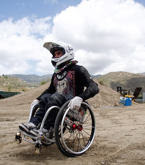 Aaron fährt über eine Trainingsplatz, wo er sich für einen Auftritt in der amerikanischen Stunt-Fernsehserie "Nitro Circus" vorbereitet. Aaron fährt über eine Trainingsplatz, wo er sich für einen Auftritt in der amerikanischen Stunt-Fernsehserie "Nitro Circus" vorbereitet.