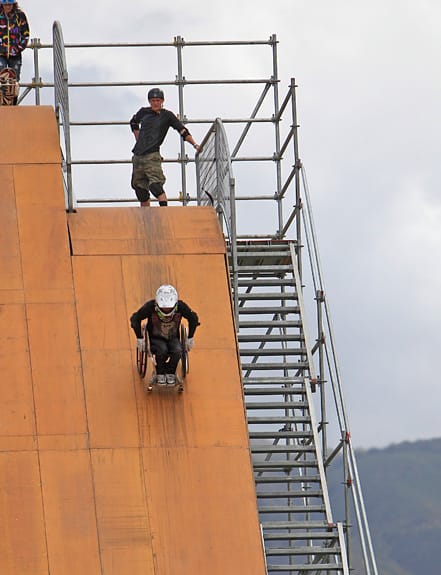 Vor den Aufnahmen für "Nitro Circus" übt Aaron auf der "Giganta Ramp" in Pala, Kalifornien. Vor den Aufnahmen für "Nitro Circus" übt Aaron auf der "Giganta Ramp" in Pala, Kalifornien.