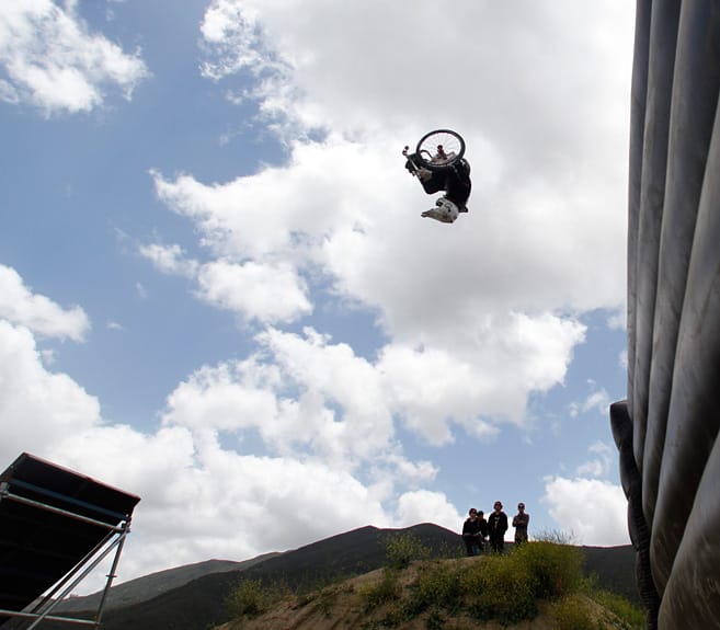 Aaron macht nach dem Absprung von der Rampe einen Salto. Aaron macht nach dem Absprung von der Rampe einen Salto.