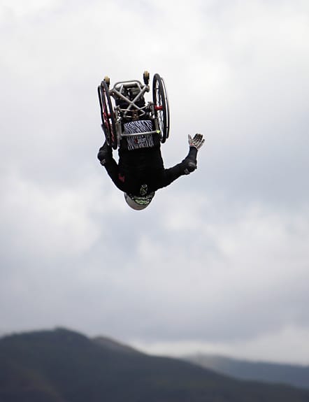 Ob es sich bei dieser Aufnahme um einen Rückwärts- oder Vorwärts-Salto handelt ist leider nicht bekannt. Ob es sich bei dieser Aufnahme um einen Rückwärts- oder Vorwärts-Salto handelt ist leider nicht bekannt.