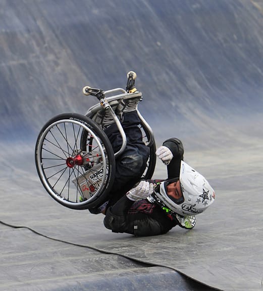 Beim Training für die Serie Nitro Circus" stürzt Aaron mit seinem Rollstuhl auf der Landerampe. Beim Training für die Serie Nitro Circus" stürzt Aaron mit seinem Rollstuhl auf der Landerampe.