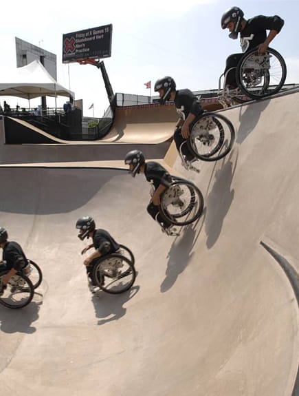 Mit acht Jahren beginnt Aaron, motiviert von seinem älteren Bruder, die Tricks von BMX-Fahrern und Skatern nachzuahmen. Mit acht Jahren beginnt Aaron, motiviert von seinem älteren Bruder, die Tricks von BMX-Fahrern und Skatern nachzuahmen.