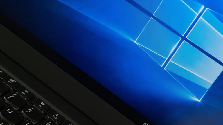 Ein Rechner mit Windows 10 (Symbolbild): Microsoft hat verschiedene Sicherheitslücken geschlossen.