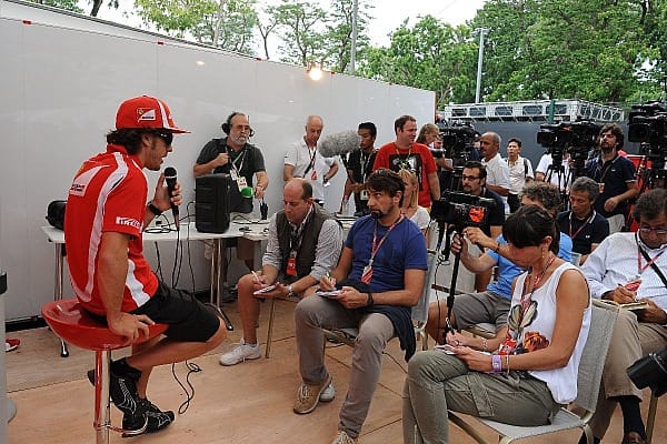 Pressekonferenz von Fernando Alonso am Donnerstagabend. Wegen der ungewöhnlichen Trainingszeiten sind auch die Medien-Zeitpläne komplett verschoben. Die meisten bleiben daher einfach im Europa-Rhythmus und stellen sich gar nicht erst um.