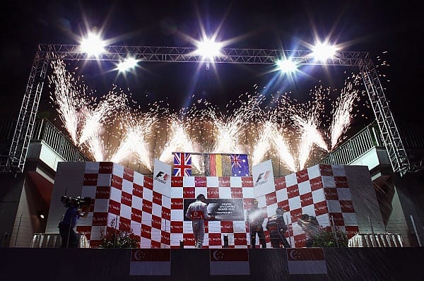Erst das Feuerwerk auf der Strecke, dann auf dem Podium: Sebastian Vettel war beim Nachtrennen eine Klasse für sich und gewann vor Jenson Button und Mark Webber.