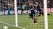 Die Münchner erwischen einen Start nach Maß. Nach nur 99 Sekunden bringt Toni Kroos die Gäste in Führung. Nach Zuspiel von Jerome Boateng trifft der Mittelfeldspieler aus elf Metern zum 1:0. (