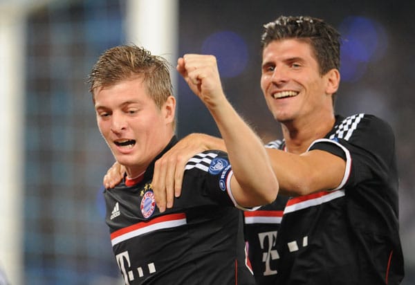 Freude pur: Mario Gomez beglückwünscht Toni Kroos zu seinem Blitz-Treffer. (