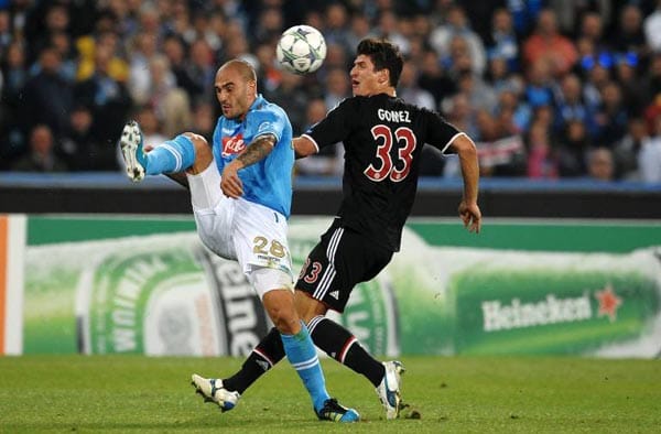 Auch im zweiten Spielabschnitt schenken sich beide Mannschaften nichts. In dieser Szene kämpfen der Neapolitaner Paolo Cannavaro (li.) und Mario Gomez um den Ball. (