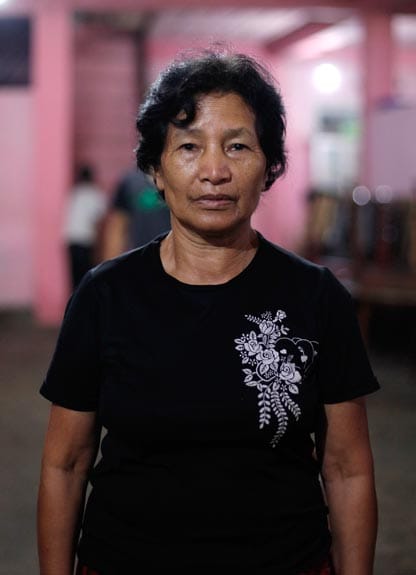 Die 71 jährige Zathiangi posiert für ein Bild vor dem Wohnhaus der Familie. Sie ist Zionas erste Frau.