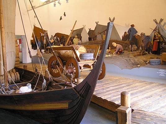 Ausstellung im Museum "Ribes Vikinger", wo Besucher eine einzigartige Möglichkeit bekommen, das Leben der Wikinger aus nächster Nähe zu erleben.