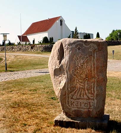 Im Mittelalter machten Pilger Wallfahrten zu den Kirchen in Dänemark. Auf dem Bild zu sehen ist ein Stein mit Pilgerzeichen vor der Karup Kirche (1480).