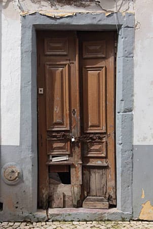 Eine Tür in der Altstadt ist mit einer Kette gesichert.