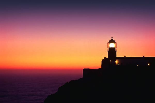 Ein Leuchtturm in der Abenddämmerung vor Cabo de Sao Vicente.