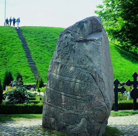 Die Runensteine von Jelling werden zusammen mit dem Grabhügel und der Kirche von Jelling als Teil des Weltkulturerbes geführt.