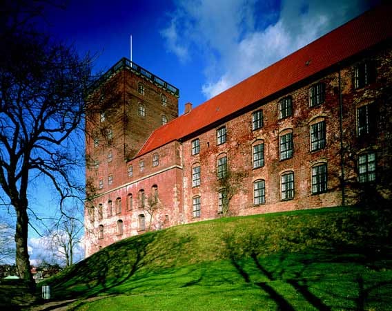 Das alte Königschloss "Koldinghus" wurde Ende des 13. Jahrhunderts errichtet. Von der Wallanlage um das Schloss hat man eine einmalige Aussicht über die Stadt und den Schlosssee.