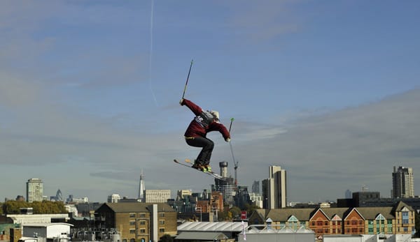 Keine Montage! Unter Freestyler Monty Wright, der vor der Skyline Londons fliegt, liegen 500 Tonnen Schnee. Diese wurden eigens für das Freeze Festival an der Battersea Power Station in die englische Hauptstadt gebracht.
