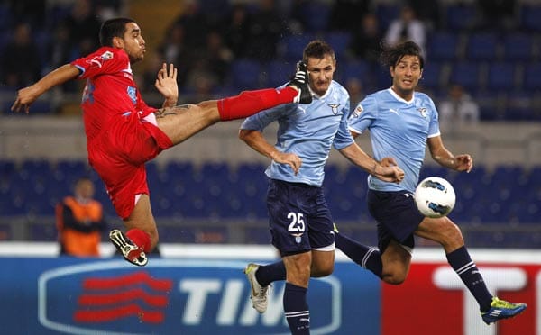 Kopfball auf die italienische Art: Catanias Giuseppe Bellusci springt Miroslav Klose in die Parade. Dennoch markiert der Lazio-Stürmer das Tor.