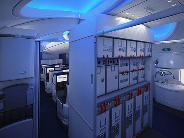 Blaues, gedämpftes Licht und schlichtes Design als Entspannungsfaktor - das Flugzeug wird zur Lounge
