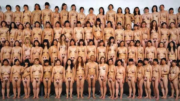 Ai Weiwei: "Wenn sie Nacktheit als Pornografie sehen, dann lebt China noch in der Qing-Dynastie" Ai Weiwei: "Wenn sie Nacktheit als Pornografie sehen, dann lebt China noch in der Qing-Dynastie"