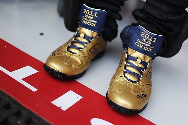 Goldene Rennschuhe für den Weltmeister: Sponsor Geox hat die Champion-Treter extra für Sebastian Vettel angefertigt.