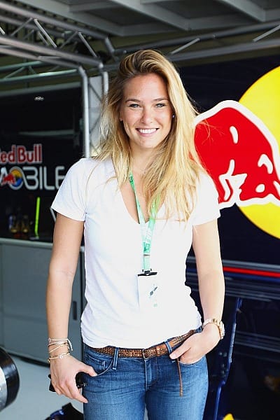 Das brasilianische Model Bar Refaeli drückte Sebastian Vettel als Gast von Red Bull die Daumen.