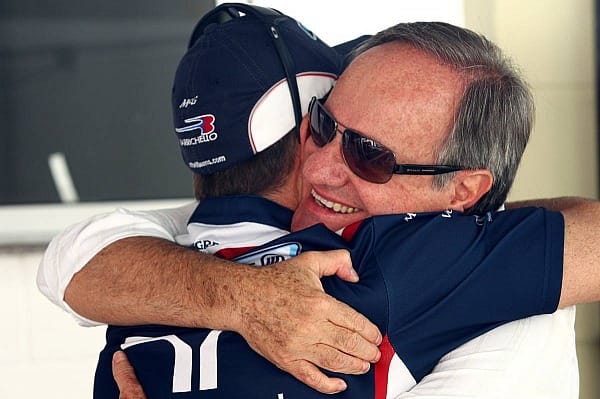 Eine Umarmung vor dem vielleicht letzten Rennen: Vater Barrichello wünscht Rubens alles Gute. Aber: "Ich glaube, dass ich auch 2012 Rennen fahren werde", ist der brasilianische Routinier überzeugt, denn: "Gegen Michael und de la Rosa bin ich ein Teenager!"