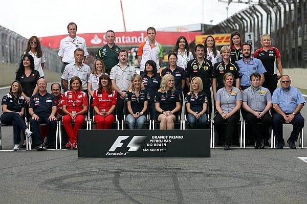... und unbesungene, die Pressesprecher. In der Mitte: Sebastian Vettels persönliche Betreuerin Britta Roeske.