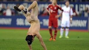 Teurer Spaß: Der Augsburger Flitzer wird für seinen Nacktauftritt im Bayernspiel zur Kasse gebeten. ( Teurer Spaß: Der Augsburger Flitzer wird für seinen Nacktauftritt im Bayernspiel zur Kasse gebeten. (