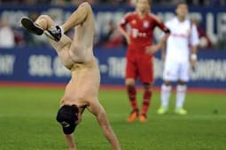 Teurer Spaß: Der Augsburger Flitzer wird für seinen Nacktauftritt im Bayernspiel zur Kasse gebeten. (