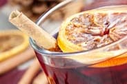 Glühwein mit Orange und Zimt.