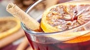 Glühwein mit Orange und Zimt.