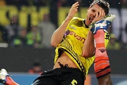 Volltreffer: BVB-Kapitän Sebastian wird im Gesicht erwischt.