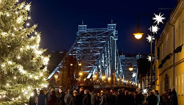 Hell leuchten die Loschwitzer Brücke, besser bekannt unter dem Namen "Blaues Wunder" und der Weihnachtsbaum auf dem Schillerplatz in Dresden.